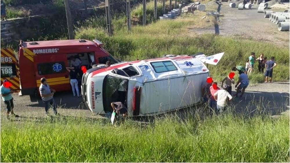 Ambulância capota com paciente após carro invadir pista contrária na BR-470 em SC