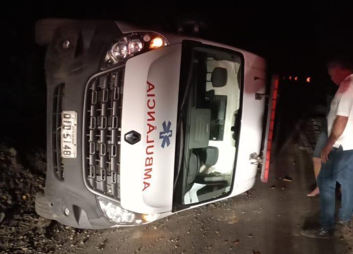 Ambulância do Alto Vale capota com 4 passageiros ao furar bloqueio, e tentar passar nas obras da SC-350