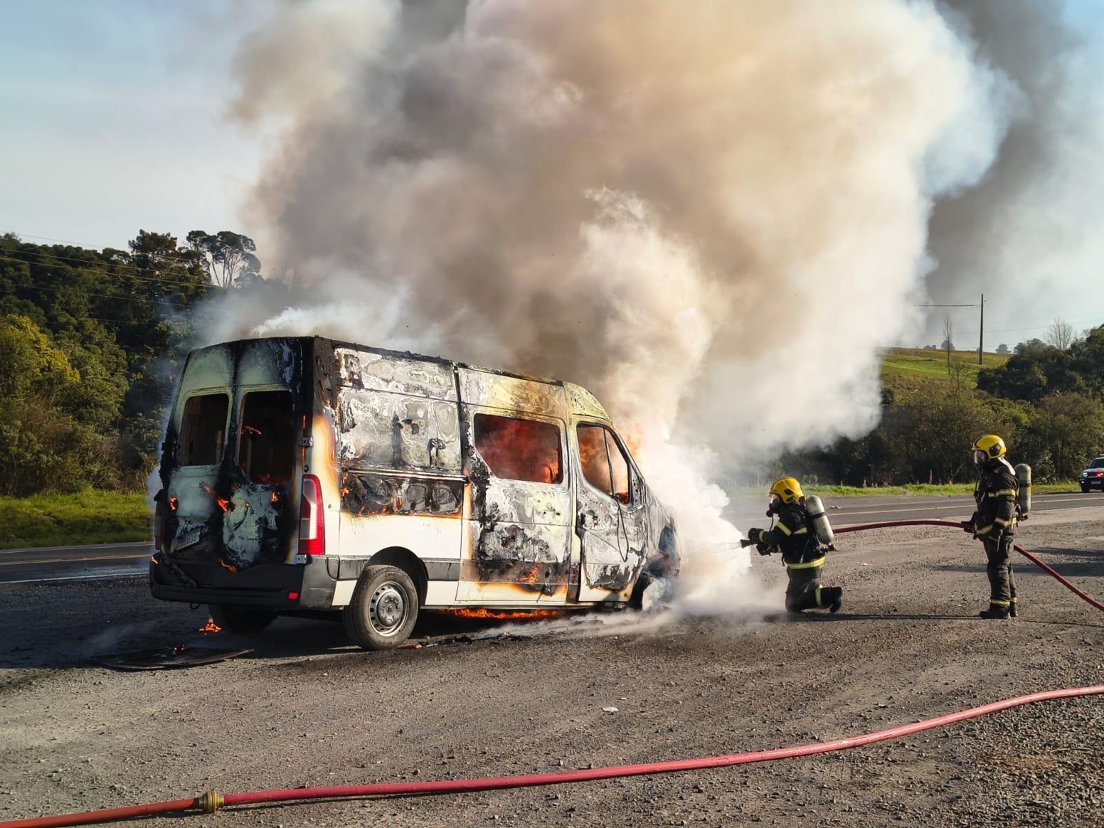 Ambulância é destruída por incêndio em Lages