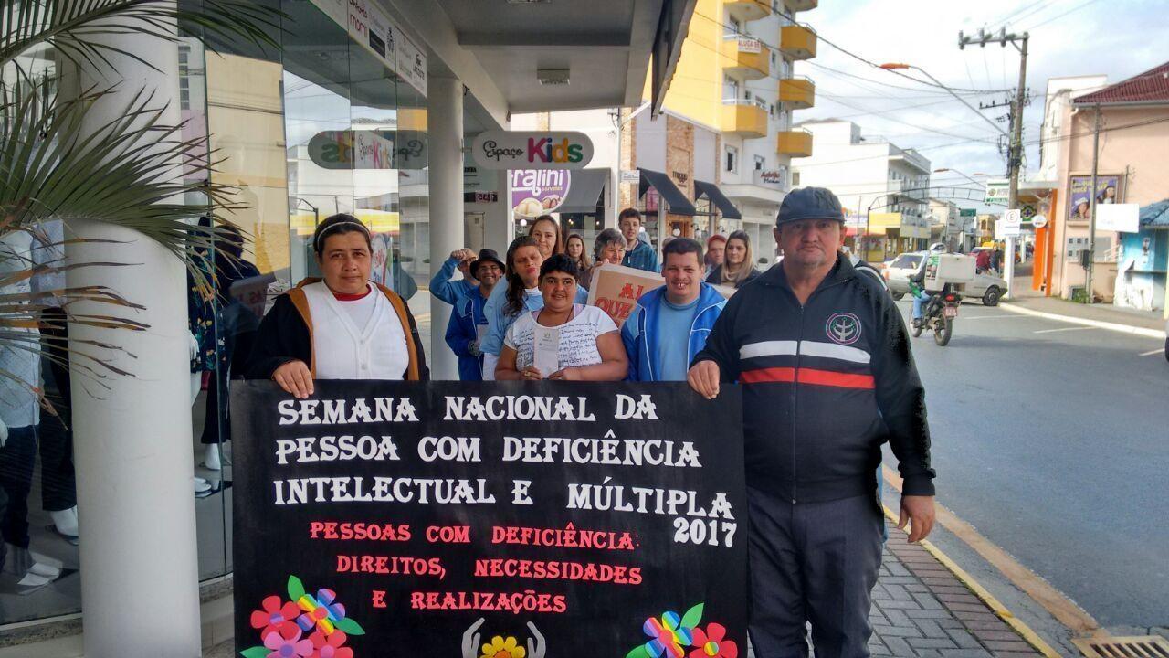 Apae de Ituporanga promove caminhada alusiva a Semana do Excepcional
