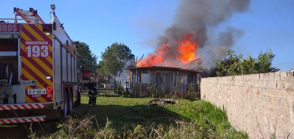 Após briga por causa de oração, idoso leva marteladas e é encontrado morto em incêndio