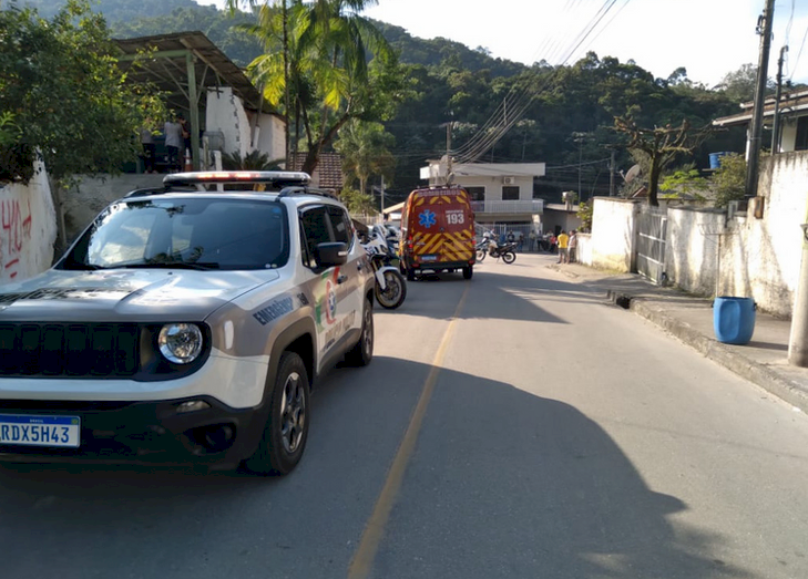 Após discussão, adolescente de 14 anos atira na cabeça do próprio pai