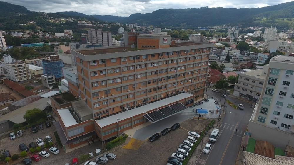 Após entrar no STF para derrubar fundo, Moisés diz que verba para hospitais filantrópicos está garantida