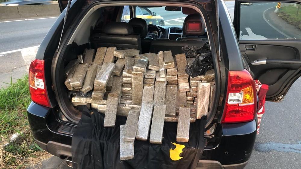 Após perseguição, polícia apreende carga de maconha dentro de carro na BR-101