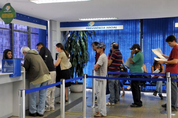 Aposentados começam a receber 1ª parcela do décimo terceiro 