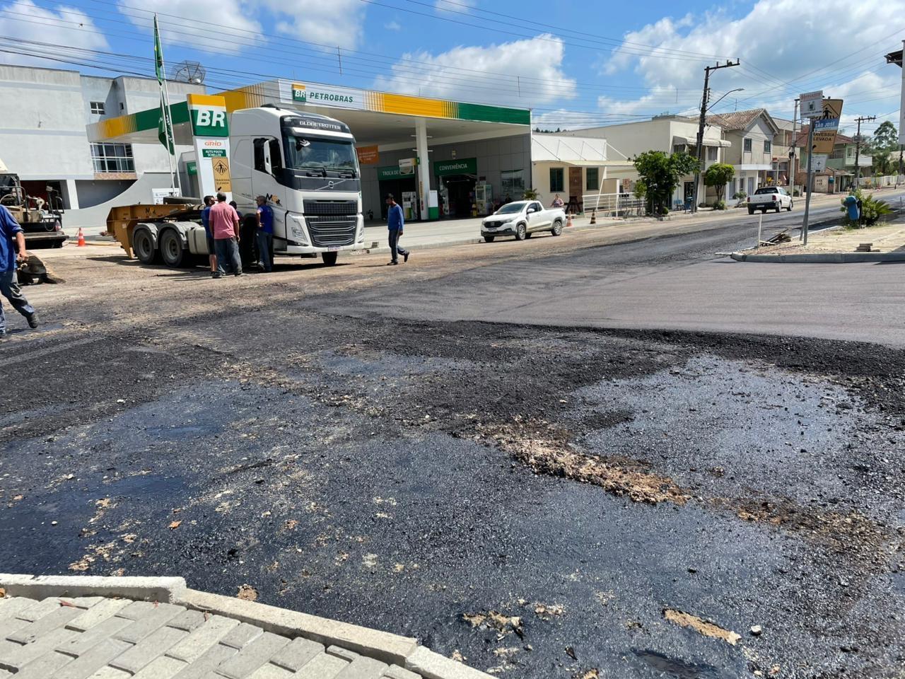 Asfaltamento da SC-281 inicia no centro de Atalanta