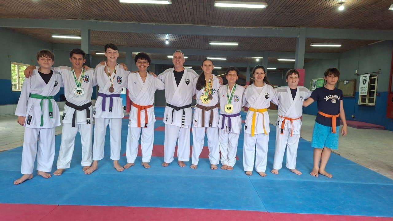 Associação Alto Vale de Karatê celebra ano histórico com medalhistas brasileiros, pan-americanos e mundiais