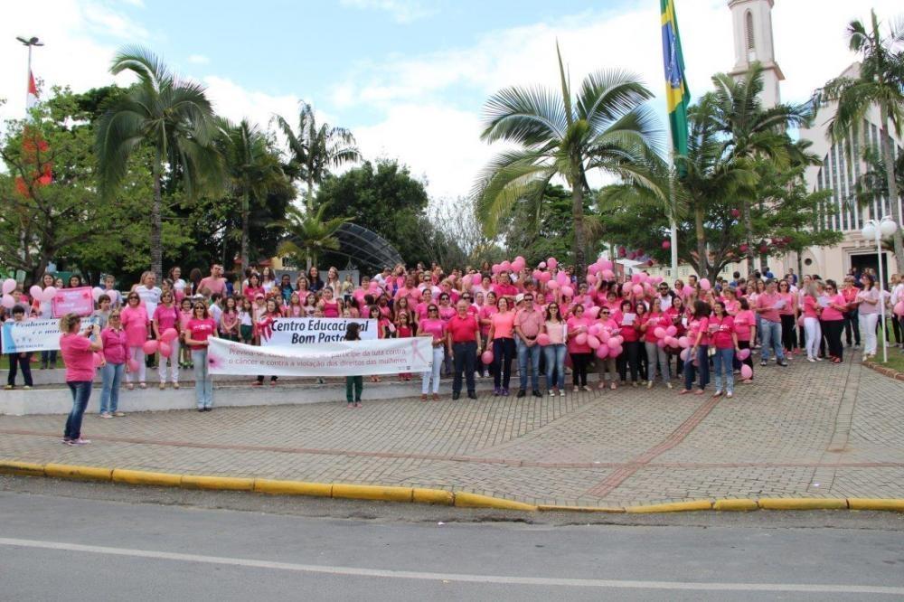 Associação do Câncer e Secretaria de Saúde de Ituporanga promovem passeata do Outubro Rosa