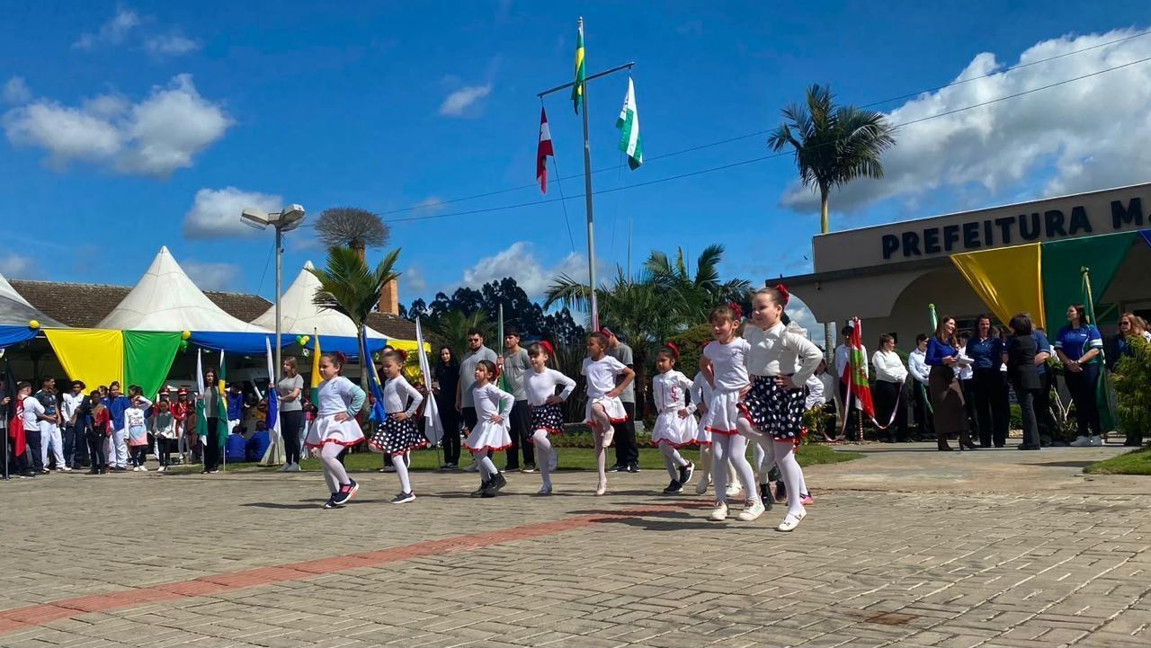 Atalanta realiza desfile cívico com participação de quatro fanfarras
