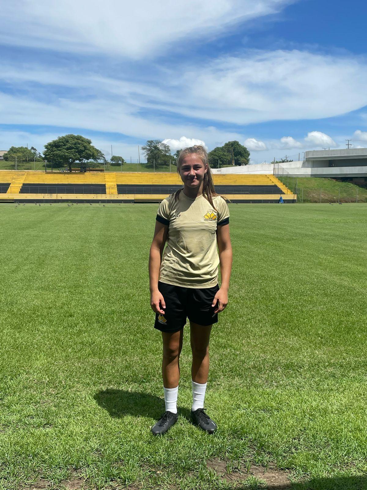 Atalantense se apresenta para jogar no time feminino de Criciúma