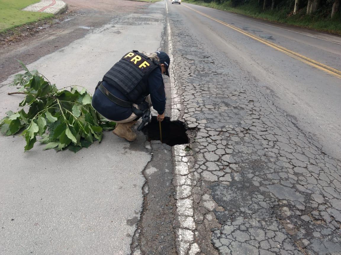 Rompimento de bueiro provoca buraco de 1 metro de profundidade na BR-470 em Lontras