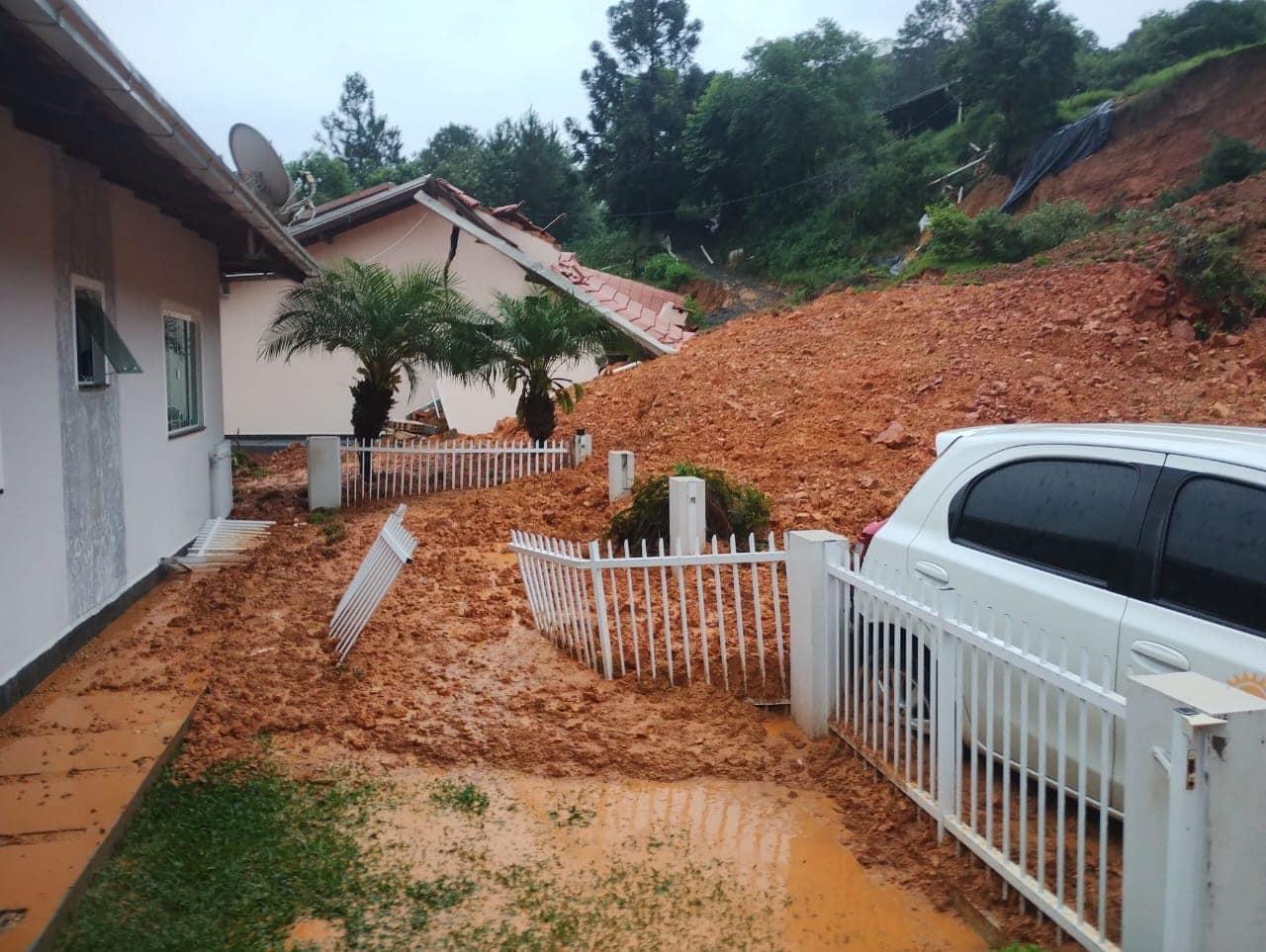 Aurora enfrenta muitos problemas com deslizamentos de terra, quedas de árvores e pontes destruídas