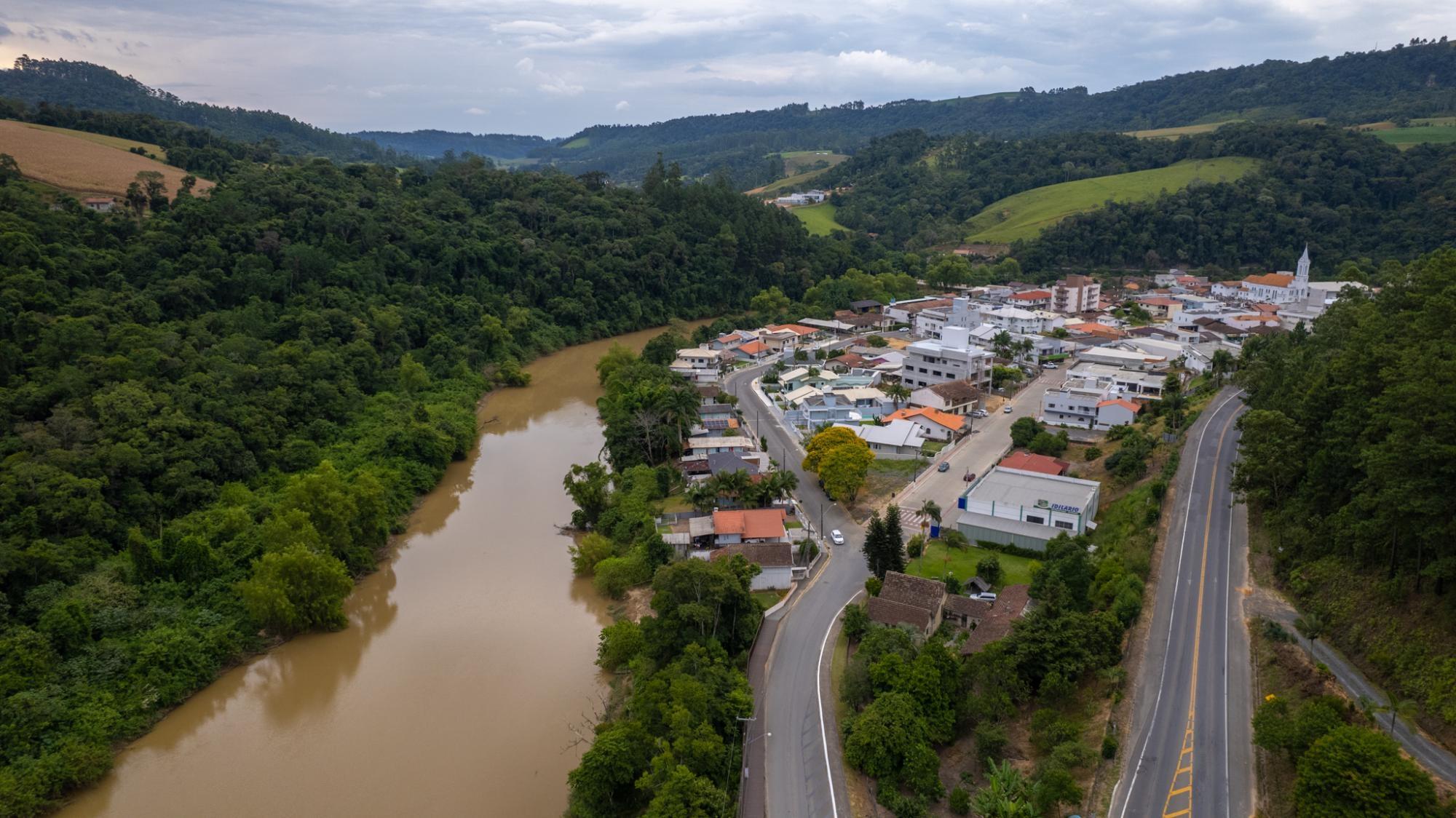 Aurora reforça apoio à agricultura familiar e avança em obras e manutenção de estradas