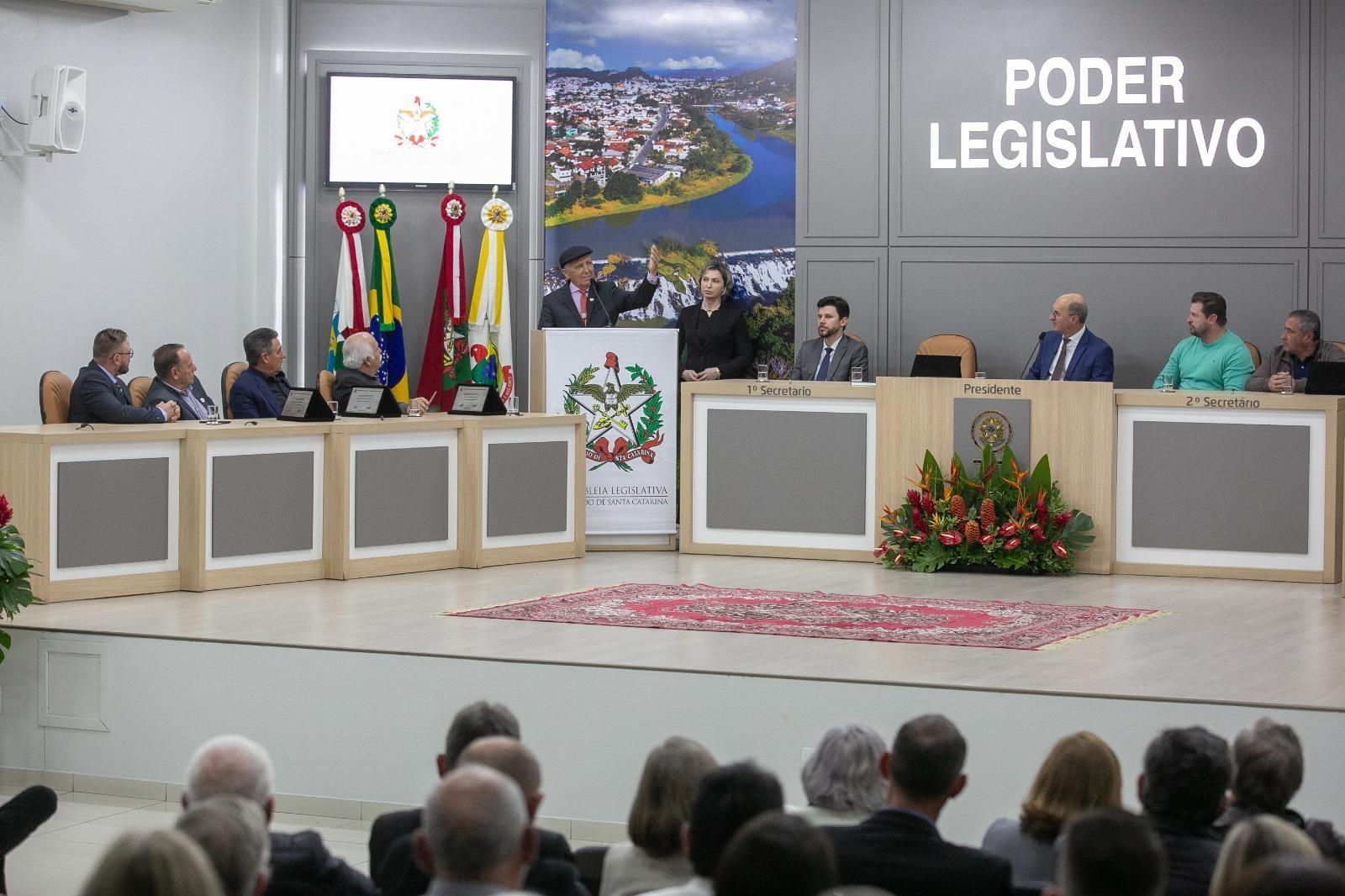 Autoridades, agricultores e entidades da cadeia produtiva da cebola são homenageados pela Alesc