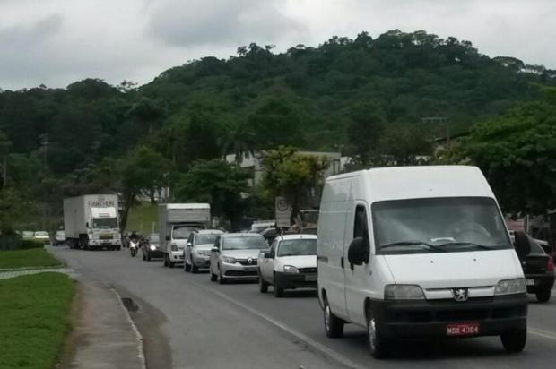 Polícia Rodoviária Federal restringe circulação de caminhões na BR-470 durante festas de fim de ano