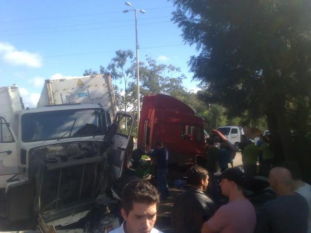 Acidente envolve três veículos na BR 470 