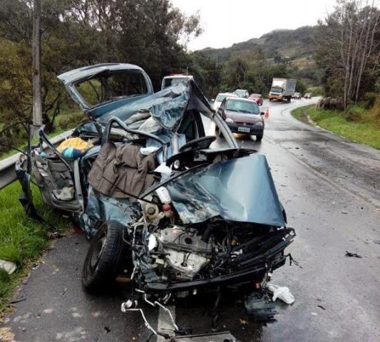 Colisão entre carro e caminhão deixa dois mortos em Alfredo Wagner