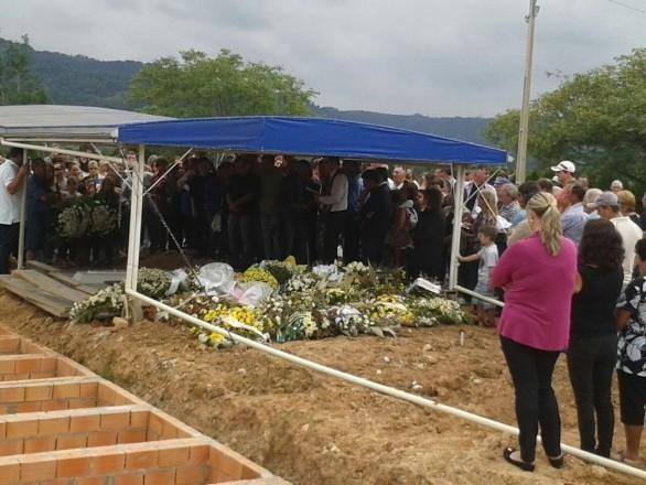 Velório de pai e dois filhos que morreram em acidente comove a cidade de Taió 