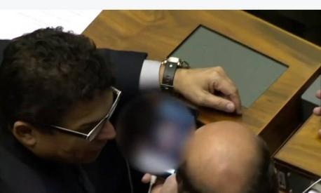 Em plena votação da Reforma Política deputado de SC é flagrado vendo pornôs
