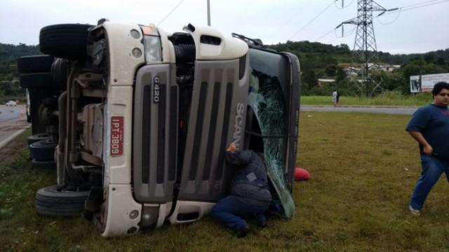 Carreta tomba NA BR-470 em Ibirama