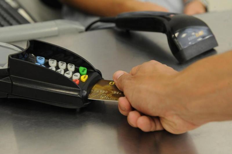 Bancos chamam a atenção para golpes com cartões durante o Carnaval