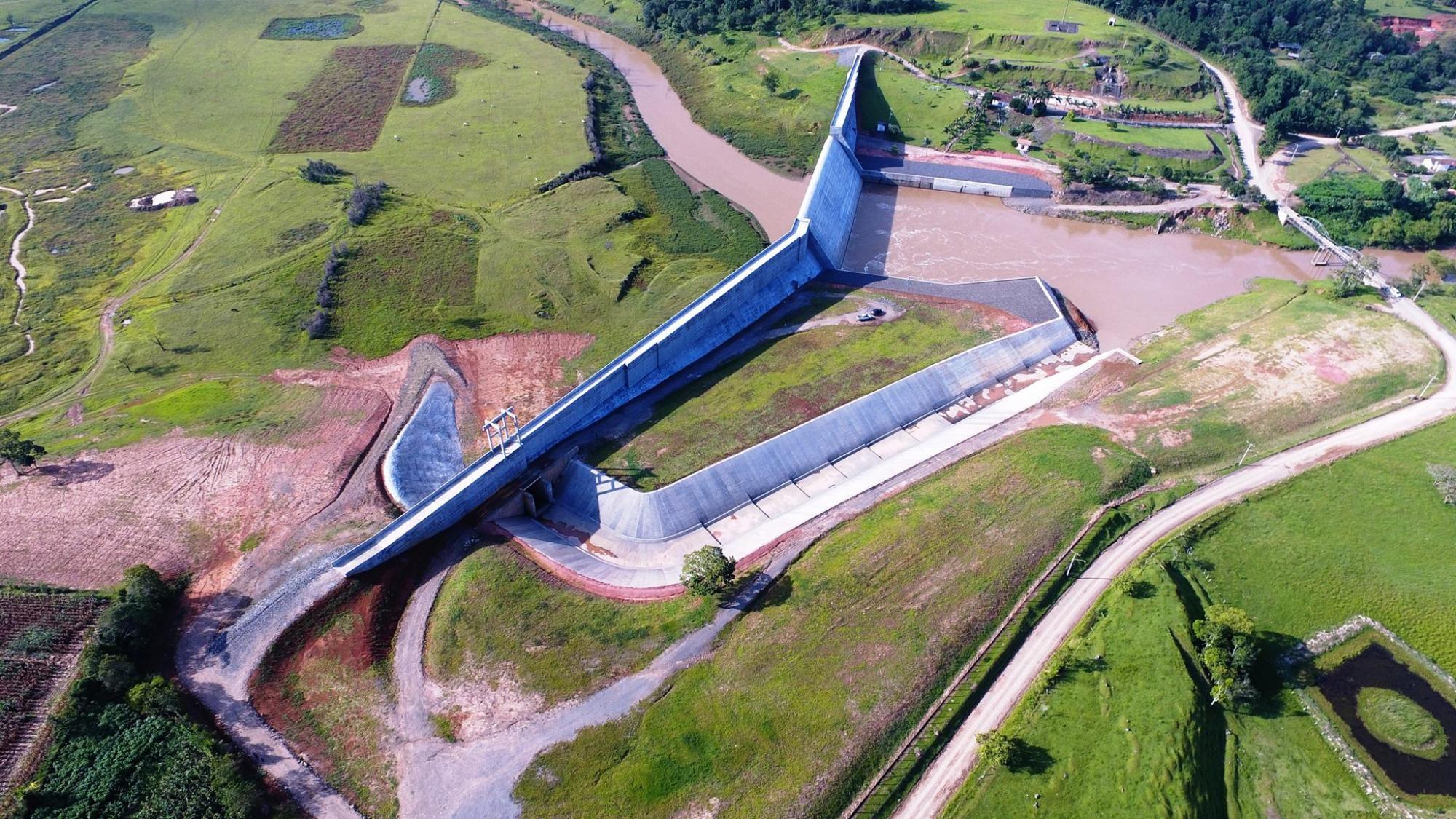 Barragem de Taió verteu na tarde deste domingo (16)