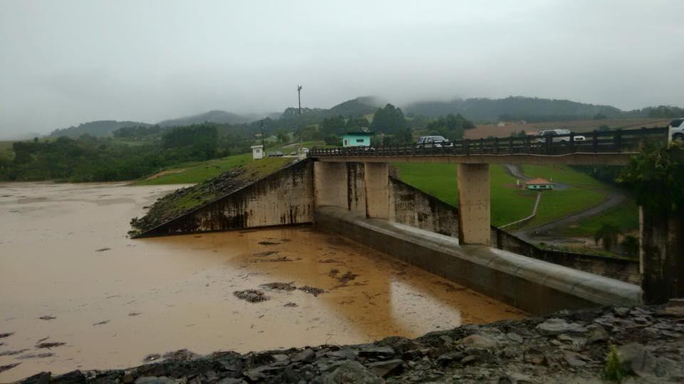 Barragem Sul de Ituporanga opera com quatro comportas fechadas e uma aberta