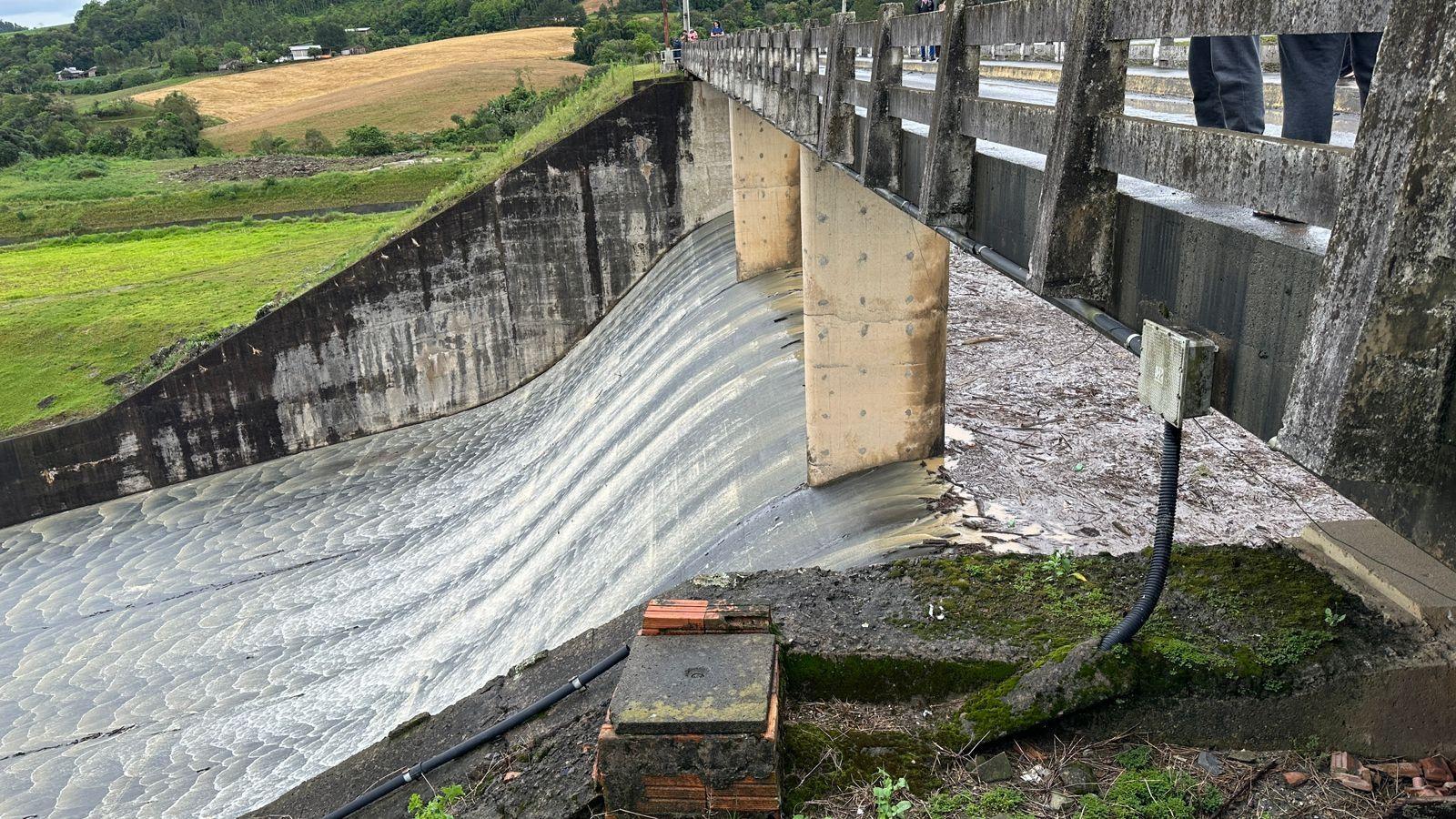 Barragem Sul em Ituporanga está vertendo