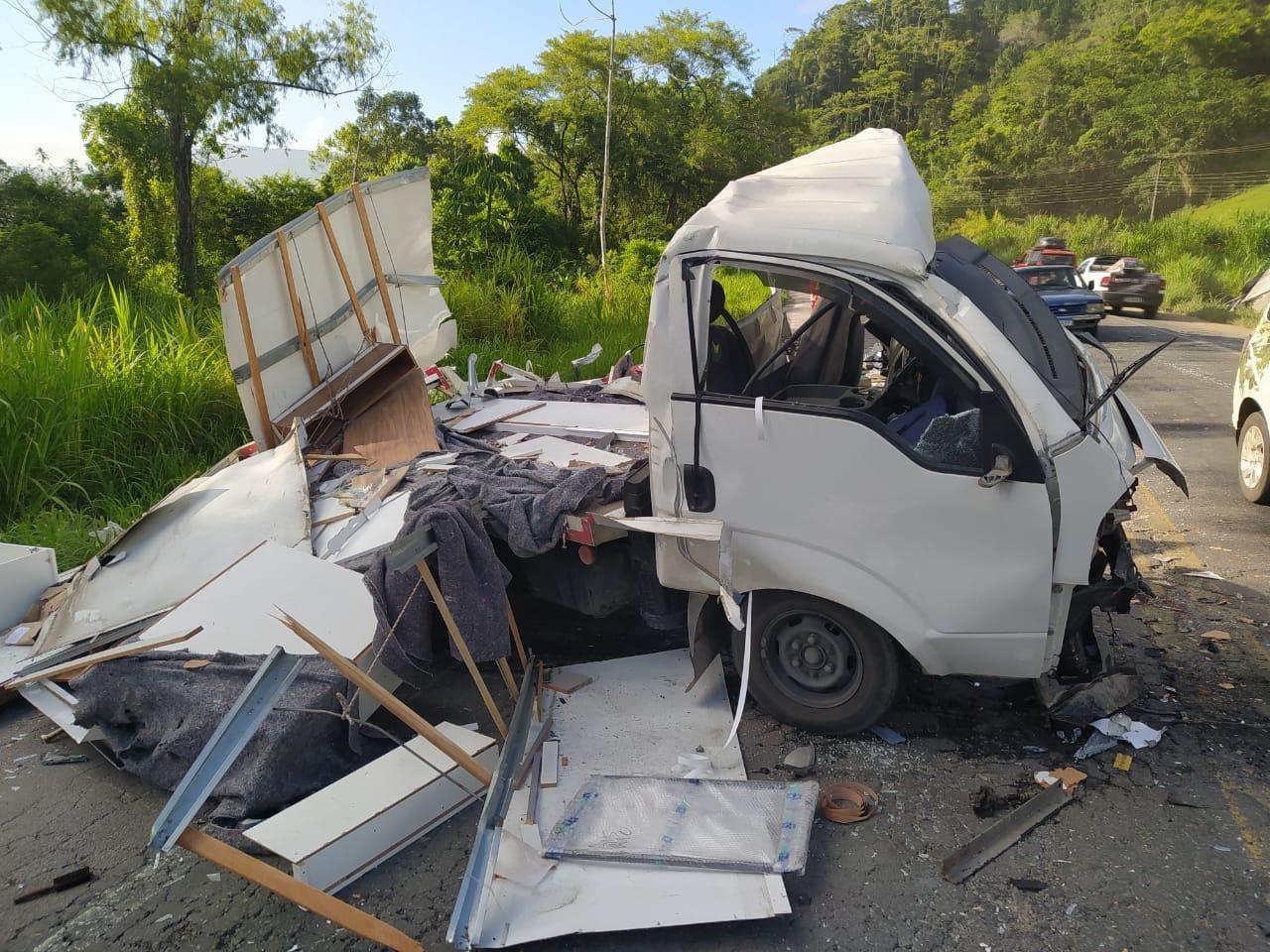 Batida de frente na BR-470 causa morte de jovem de Agronômica e ferimentos graves em motorista de Rio do Sul