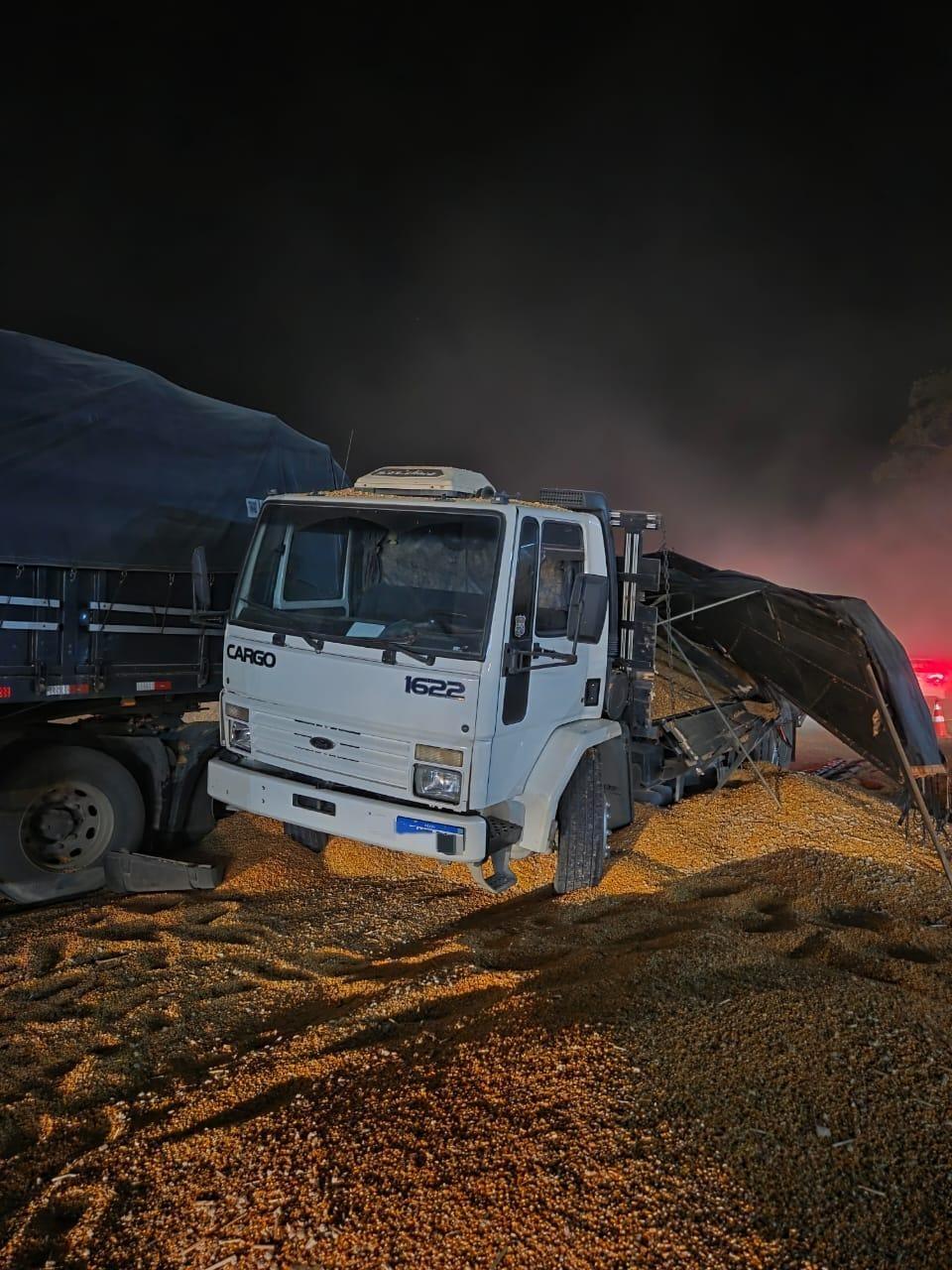 Batida entre caminhões espalha carga de milho na BR-470 em Trombudo Central