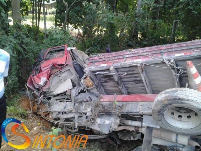 Acidente na BR470 envolvendo caminhão de Petrolândia