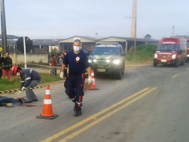 Mãe conduz moto com 4 filhos na garupa, colide em ônibus e um morre 