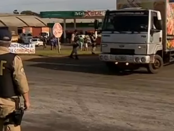 Caminhoneiros liberam rodovias de SC após duas semanas de protesto