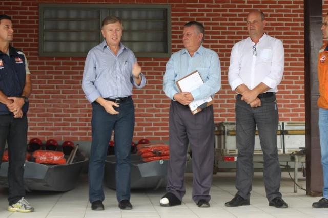 Consórcio empresarial Salto Pilão entrega equipamentos para limpeza da Barragem Sul em Ituporanga
