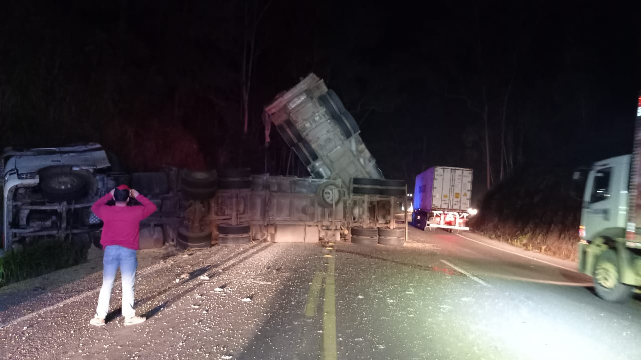 Bi trem carregado de soja tomba na BR-470 serra de Ibirama e complica o trânsito