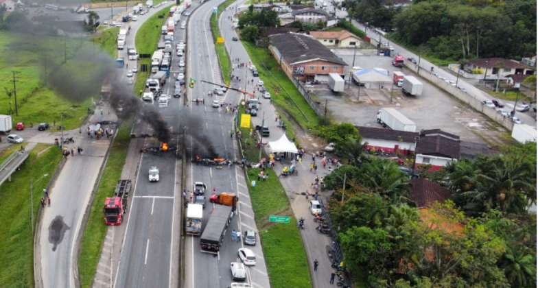 Bloqueios em rodovias de SC entram no segundo dia; veja qual a situação