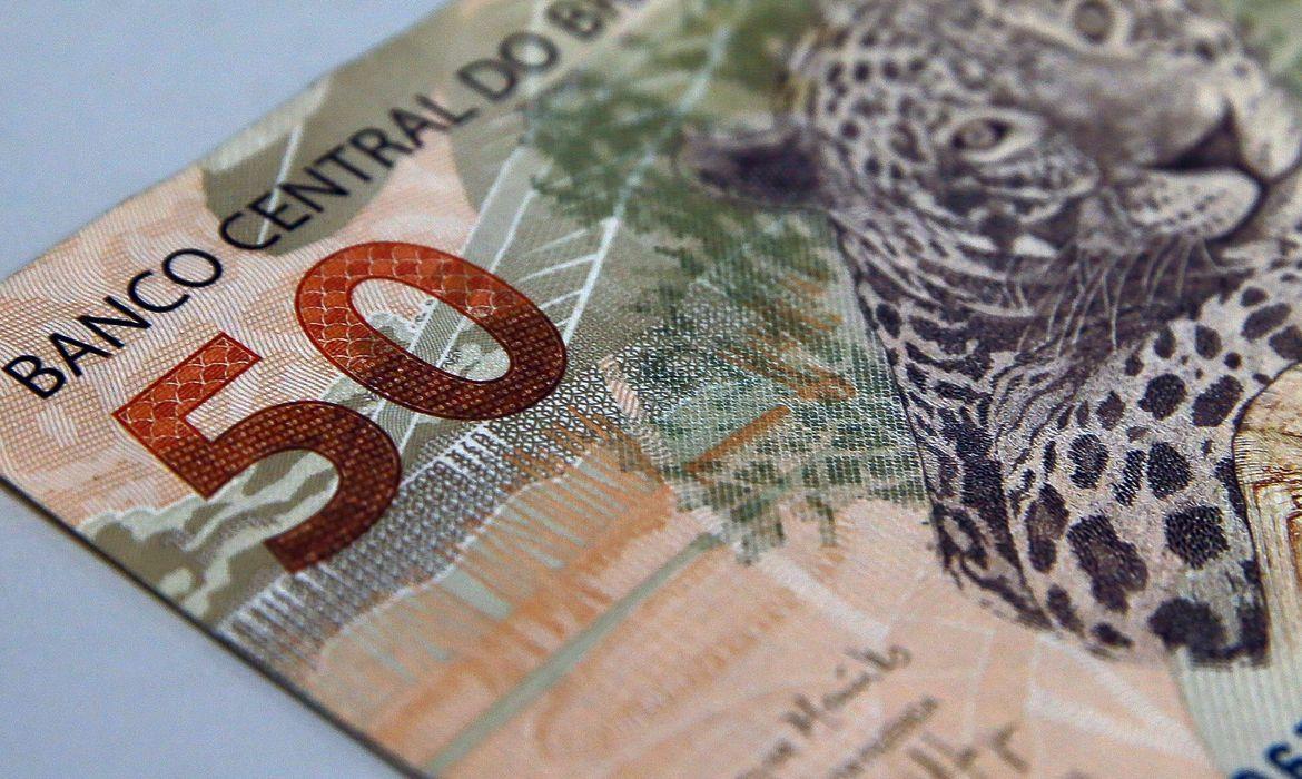 Bolsonaro anuncia aumento do salário mínimo para R$ 1.100 
