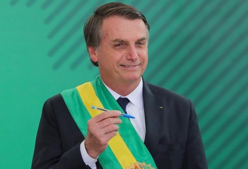 Bolsonaro assina decreto que facilita posse de armas