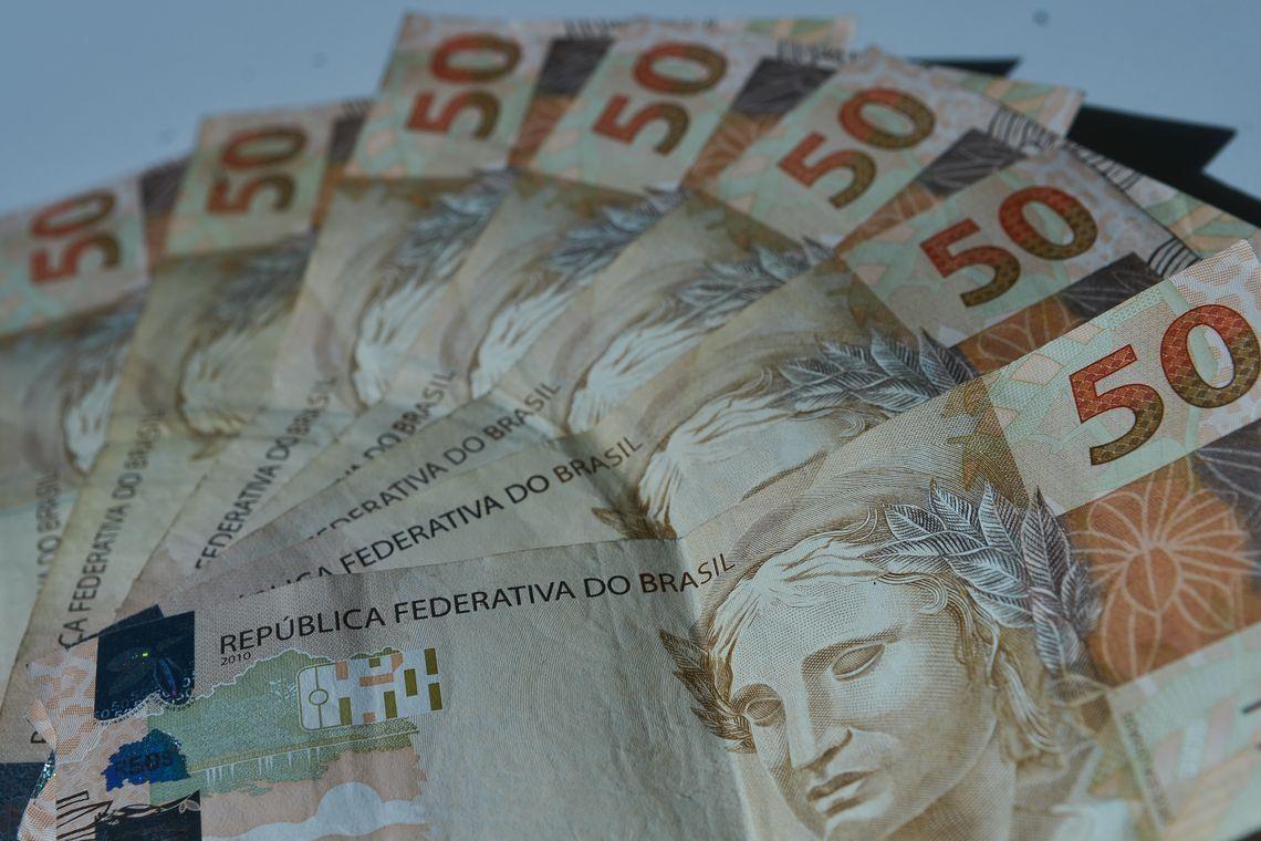 Bolsonaro assina decreto que fixa salário mínimo em R$ 998 em 2019