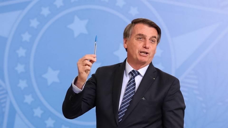 Bolsonaro assina medida provisória que extingue o Dpvat 