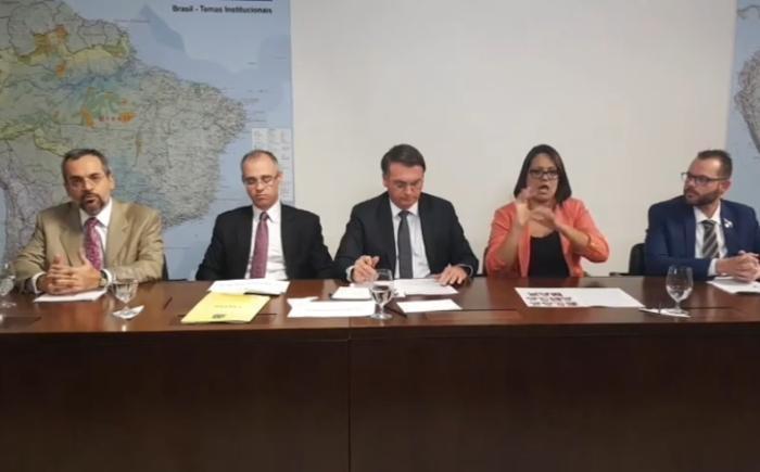 Bolsonaro defende proposta do ministro da Educação de tirar dinheiro de cursos de Filosofia e Sociologia