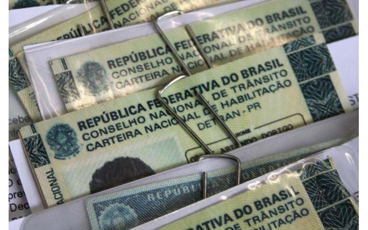 Bolsonaro diz que vai estender validade de CNH para 10 anos