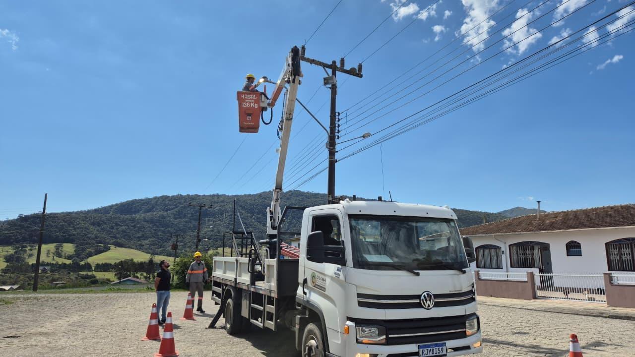 Bom Retiro avança na melhoria da iluminação pública com caminhão compartilhado