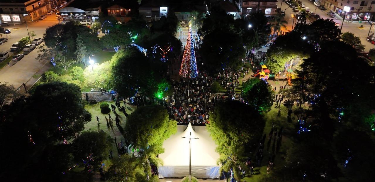 Bom Retiro celebra o clima natalino com inauguração de árvore de 15 metros