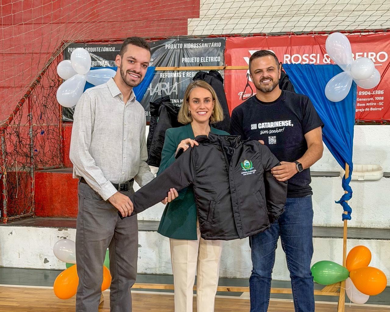 Bom Retiro entrega 615 jaquetas para alunos da rede municipal