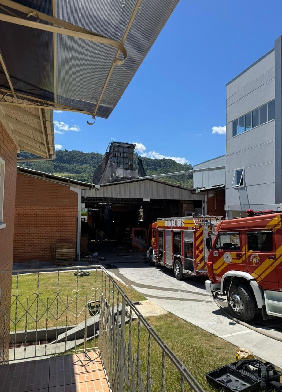 Bombeira comunitária fica ferida após queda durante combate a incêndio em madeireira