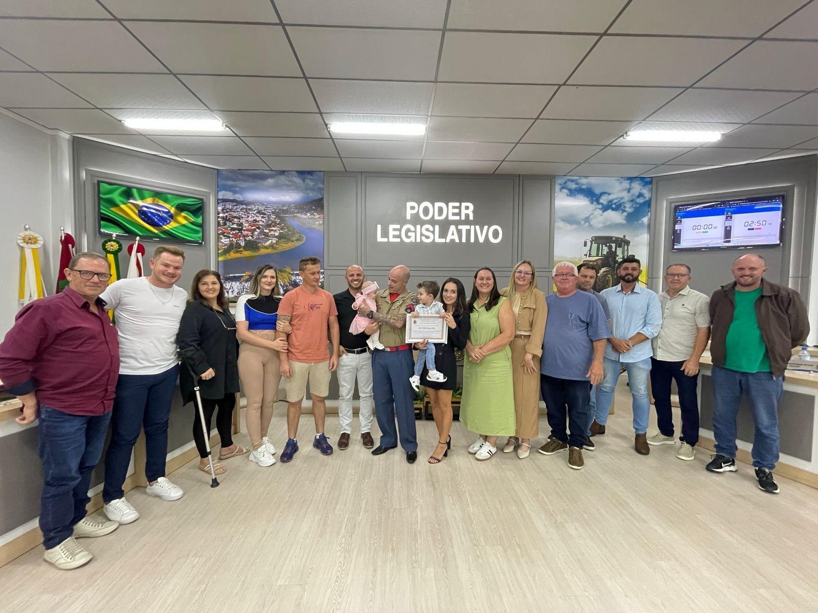 Bombeiro Mancilla recebe moção de aplausos por salvar duas crianças em Ituporanga