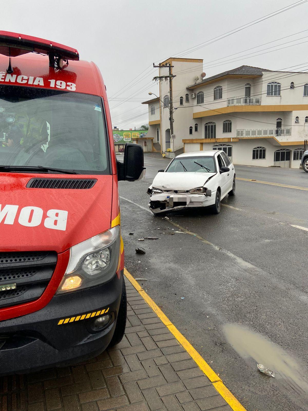 Bombeiros atendem colisão entre veículos em Ituporanga
