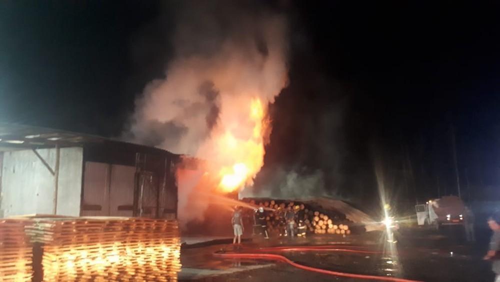 Bombeiros combatem incêndio em madeireira de Presidente Getúlio