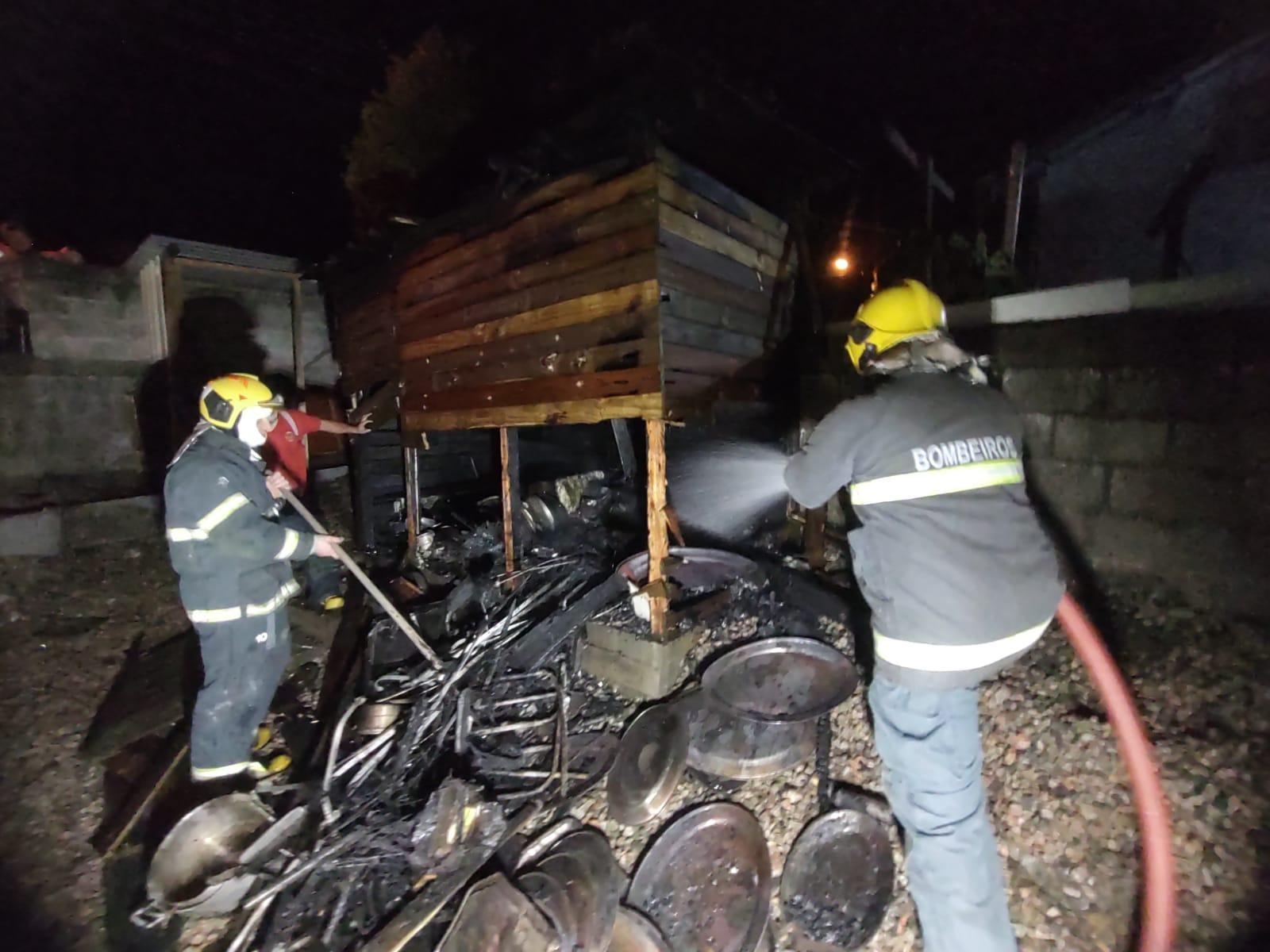 Bombeiros combatem incêndio em rancho na madrugada em Ituporanga